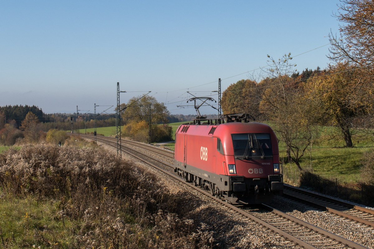 1016 042-4 unterwegs nach Freilassing am 31. Oktober 2015 bei Grabensttt.