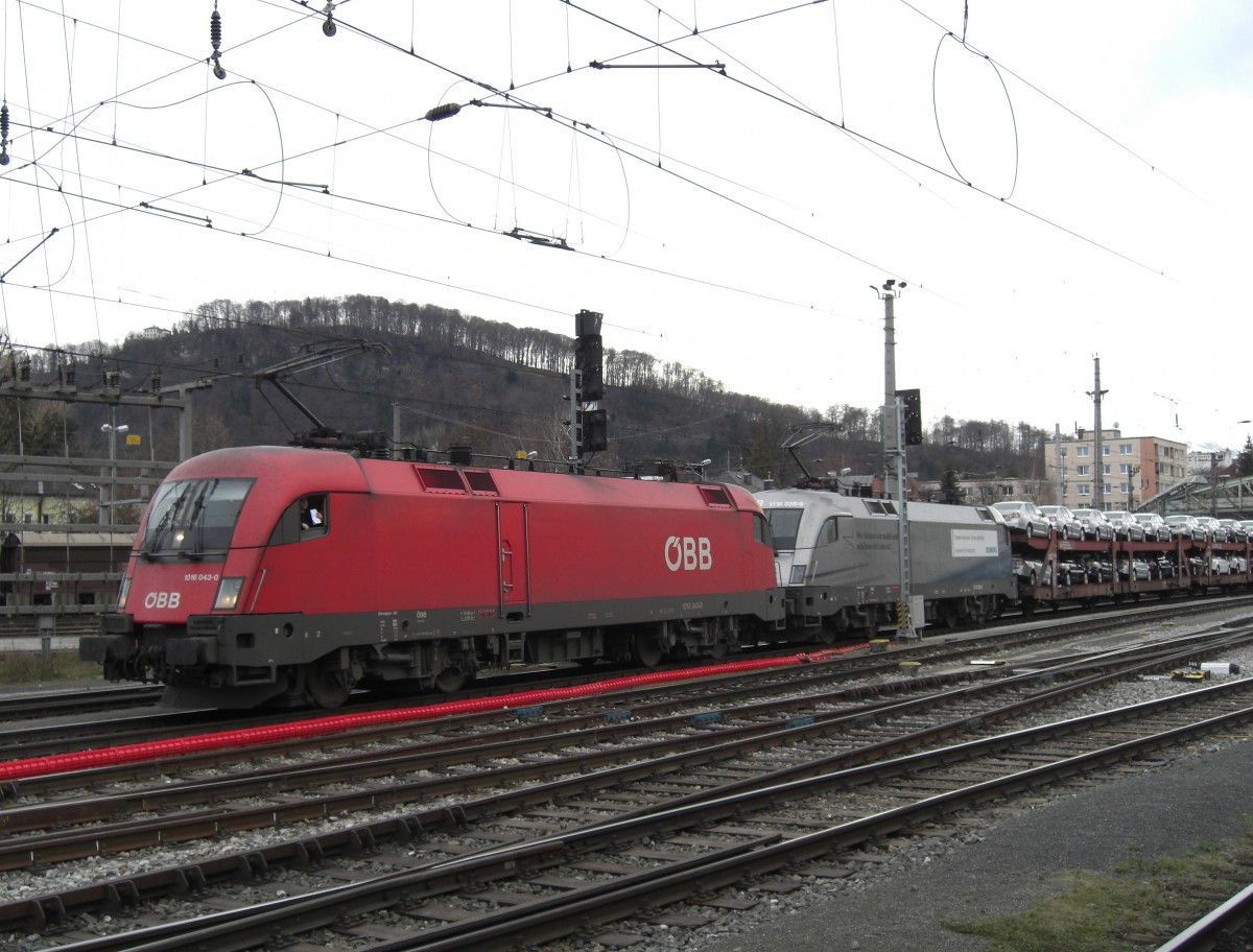 1016 043-0 und 1016 038-9 mit einem Autozug am 30. Januar 2007 in Salzburg.