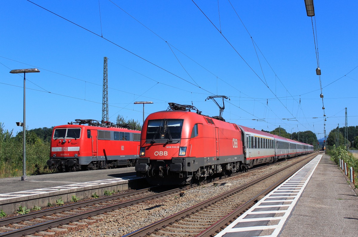 1016 044-8 am 9. September 2012 bei der durchfahrt des Bahnhofs von bersee. Am dem Nebengleis steht die schadhafte 111 071-7.