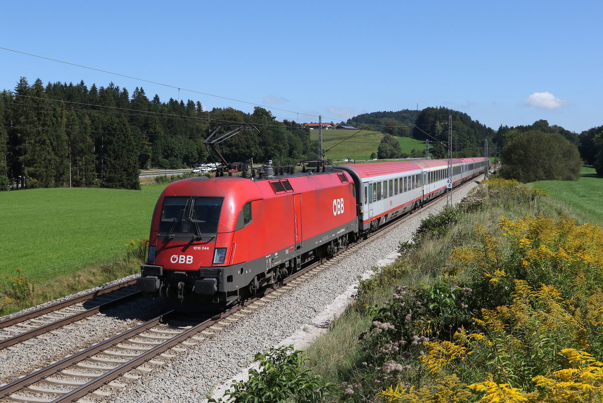 1016 044 am Zugende eines  EC . Aufgenommen am 9. September 2020 bei Grabensttt im Chiemgau.