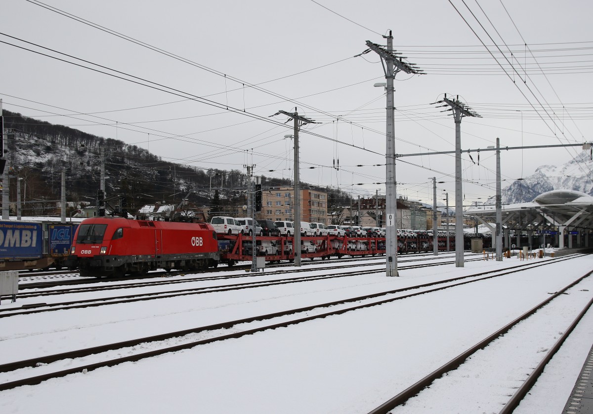 1016 046-5 mit einem Autozug am 5. Januar 2015 im Bahnhof von Salzburg.