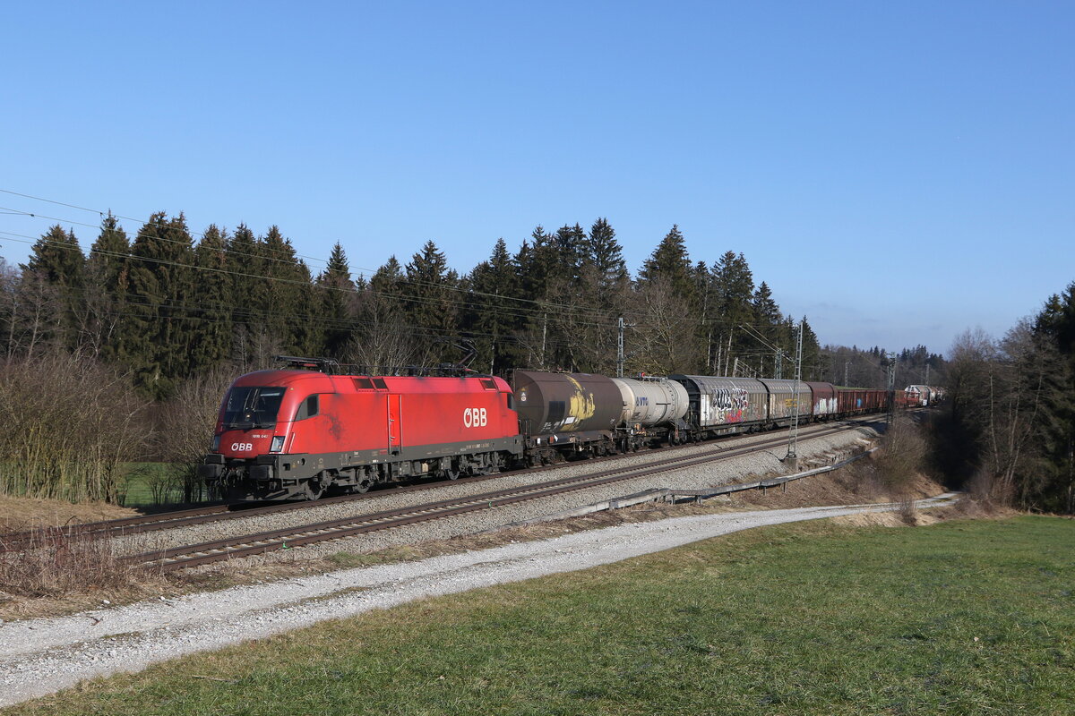 1016 047 mit einem gemischten Gterzug am 8. Februar 2023 bei Sossau im Chiemgau.
