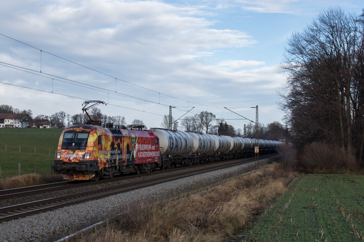 1016 048-1  Feuerwehr  mit einem  GATX-Kesselwagenzug  am 28. November 2015 bei Vogl.