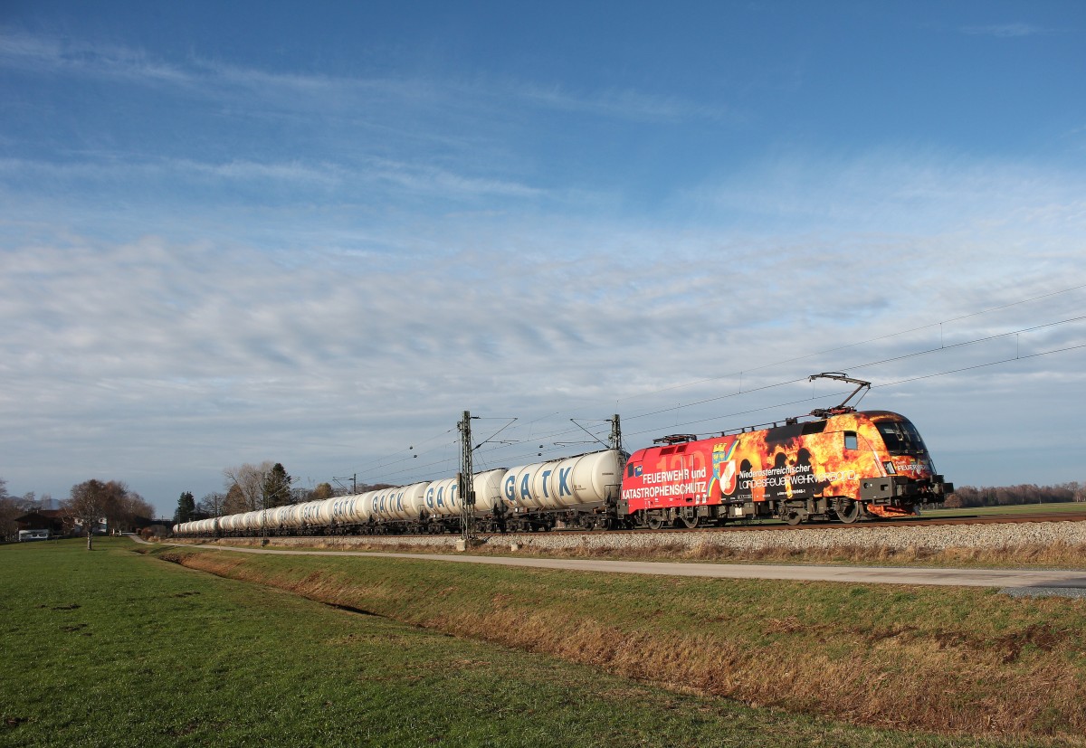 1016 048-1 der  Feuerwehr-Taurus  mit einem Kesselwagenzug auf dem Weg nach Salzburg. Aufgenommen am 28. November 2015 bei bersee am Chiemsee.