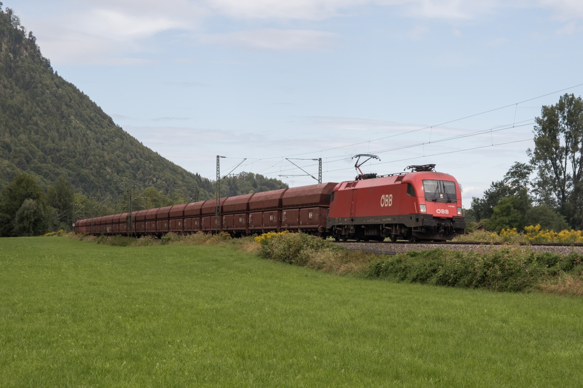 1016 051-4 war 25. August 2015 mit einem Ganzzug bei Niederaudorf in Richtung Kufstein unterwegs.