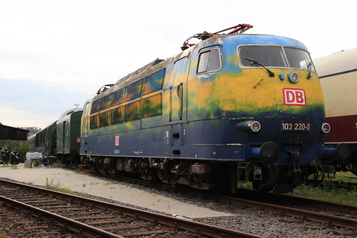 103 220-0 in der Lackierung des  Touristik-Zuges  steht im DB-Museum Koblenz-Ltzel. Aufgenommen am 22. August 2014.