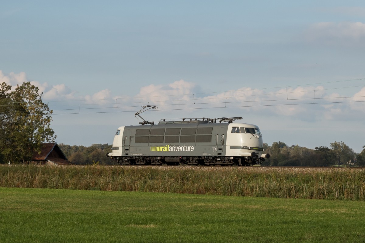 103 222 von  Rail Adventure  war am 9. Oktober 2015 bei Weisham in Richtung Freilassing unterwegs.