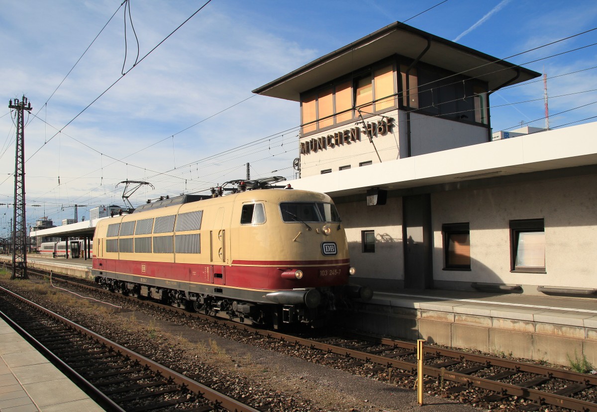 103 245-7 am 21. Oktober 2013 im Aussenbereich des Mnchner Hauptbahnhofs.