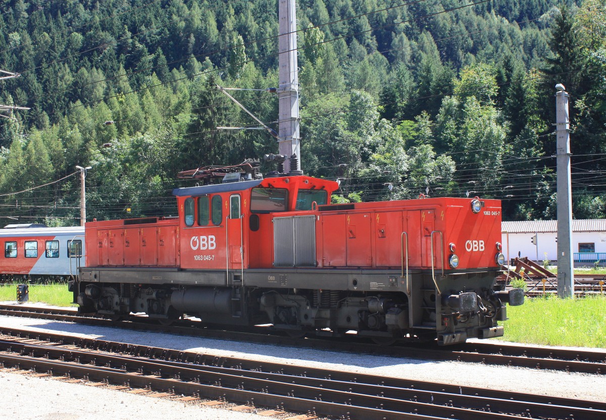 1063 045-7 war am 17. August 2014 im Bahnhof von Landeck abgestellt.