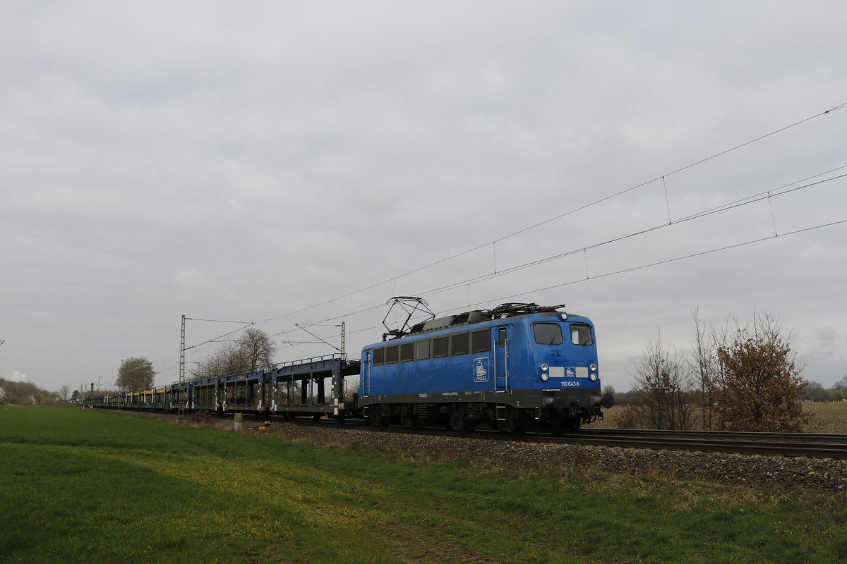 110 043 von  PRESS  mit einem leeren Autowagenzug am 28. Mrz 2019 bei Bremen-Mahndorf.