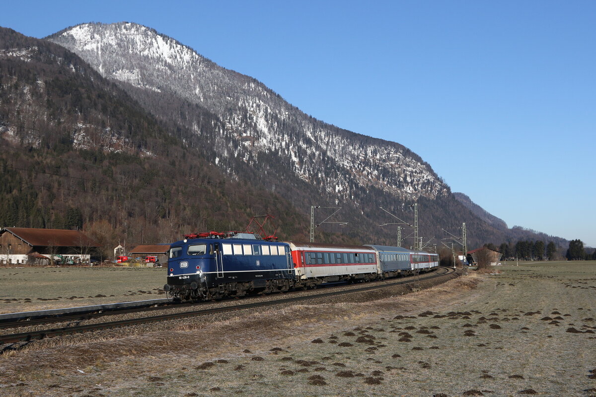 110 428 war am 12. Februar 2022 mit einem  Skisonderzug  bei Niederaudorf im Inntal in Richtung Wrgl7Tirol unterwegs.