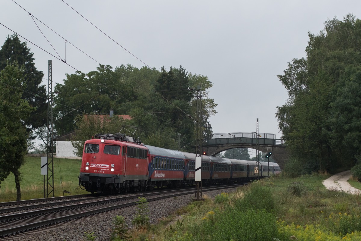 110 491-8 mit dem  Bahn Touristik Express  aus Salzburg kommend am 2. September 2015 bei Übersee.