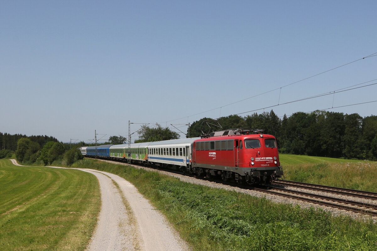 110 491 mit dem  Alpen-Sylt-Nachtexpress  am 19. Juni 2022 bei Grabenstätt im Chiemgau.