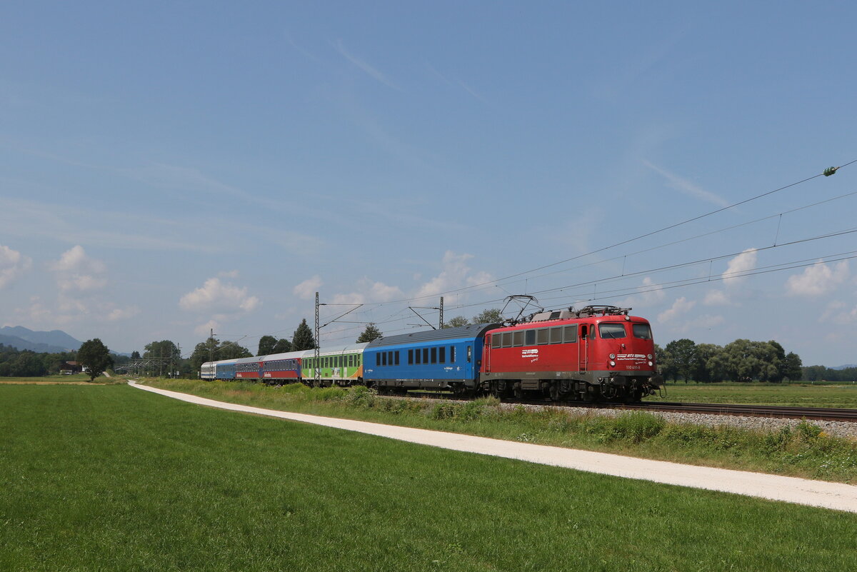 110 491 war am 24. Juli 2022 mit dem  Alpen-Sylt-Nachtexpress  bei bersee am Chiemsee in Richtung Salzburg unterwegs.