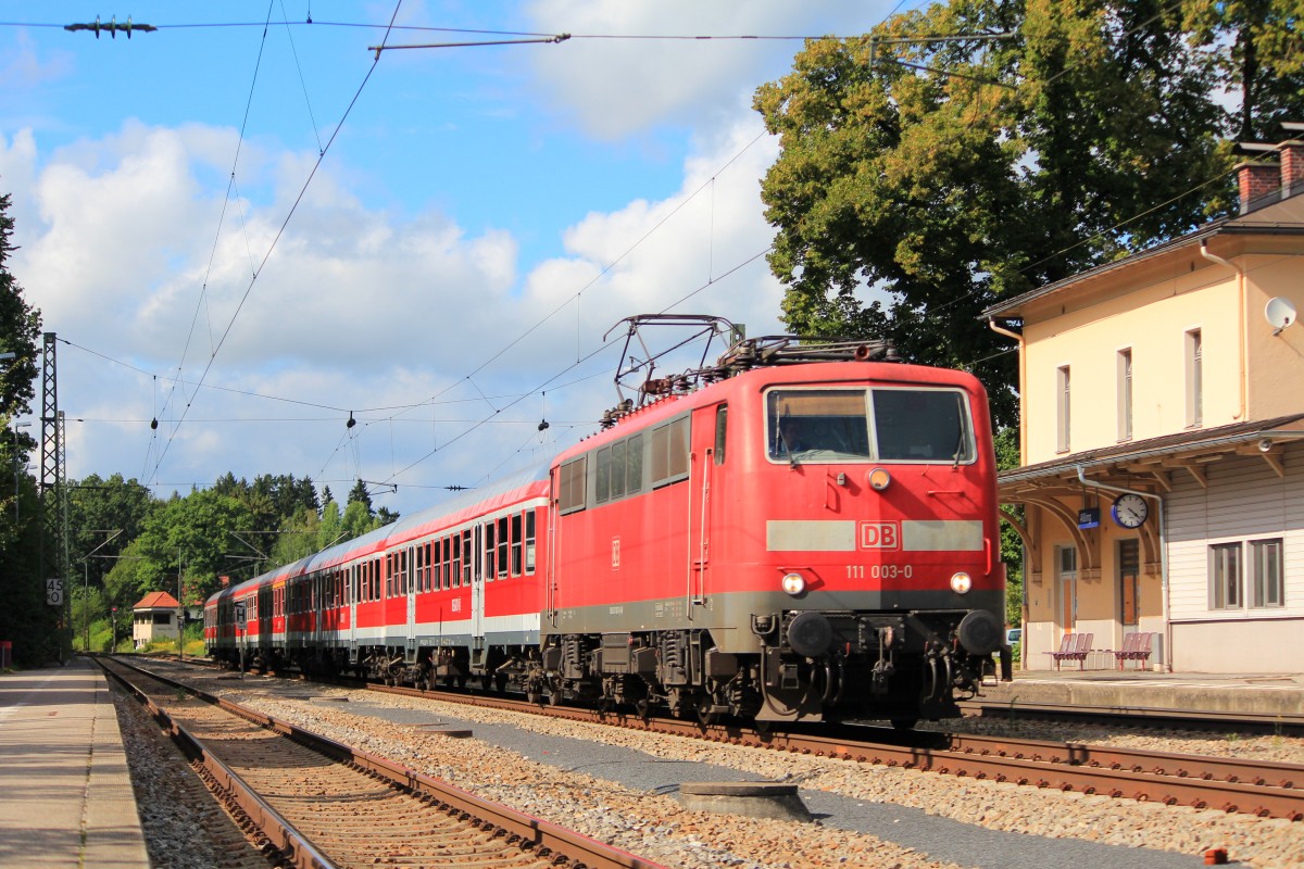 111 003-0 auf dem Weg von München nach Salzburg, am 16. August 2012 in Assling.