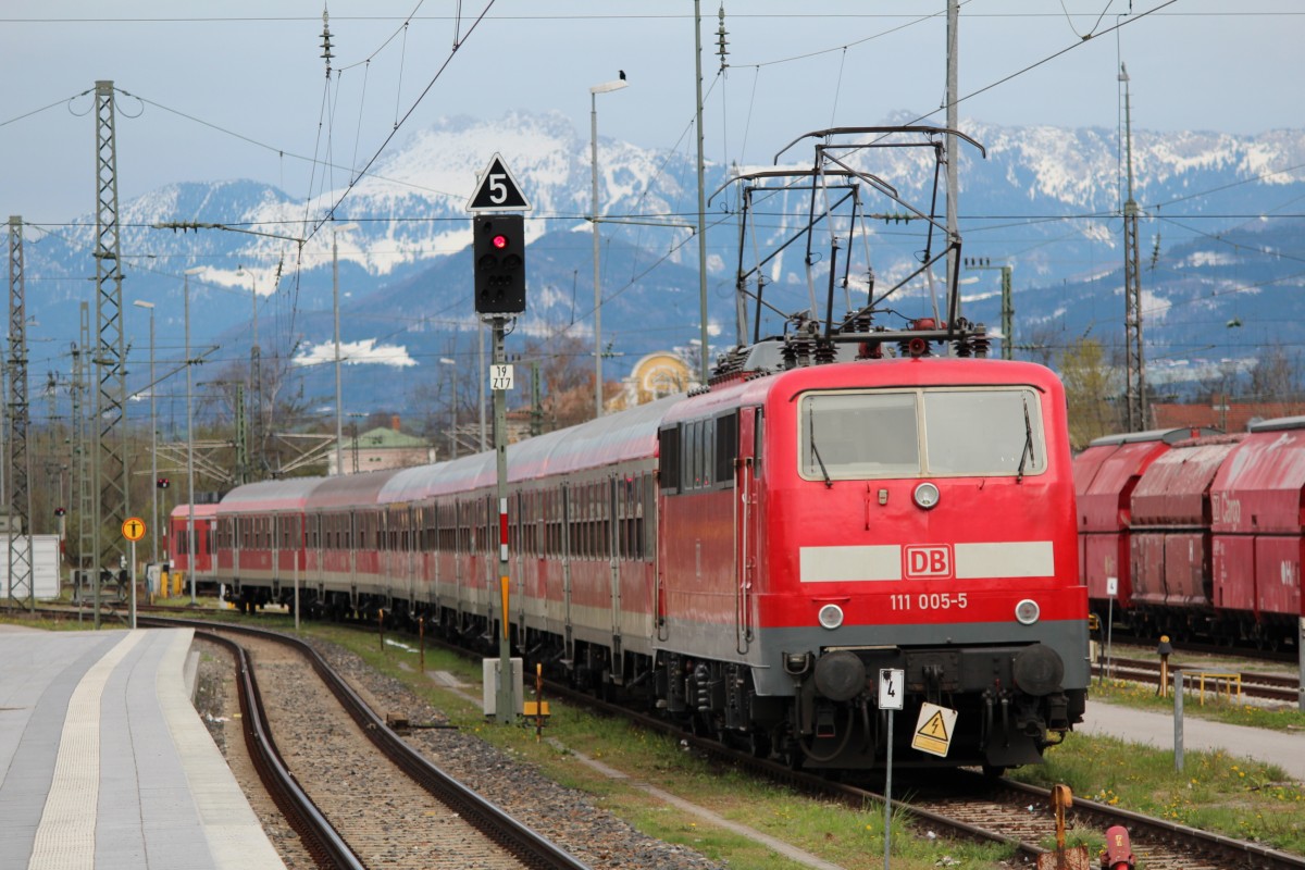 111 005-0 kurz vor ihrem nächsten Einsatz am 9. April 2012 im Bahnhof von Rosenheim.