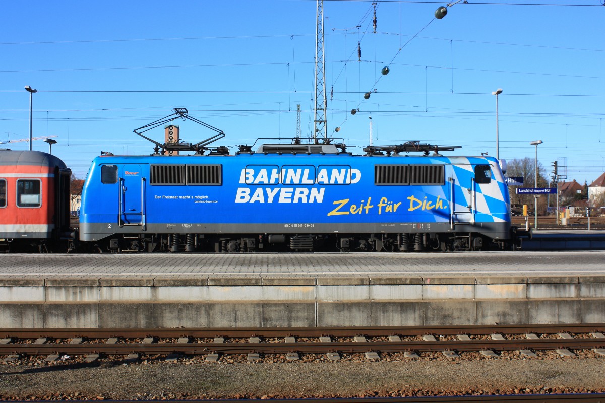 111 017-0 im Bahnhof von Landshut am 6. Februar 2014.