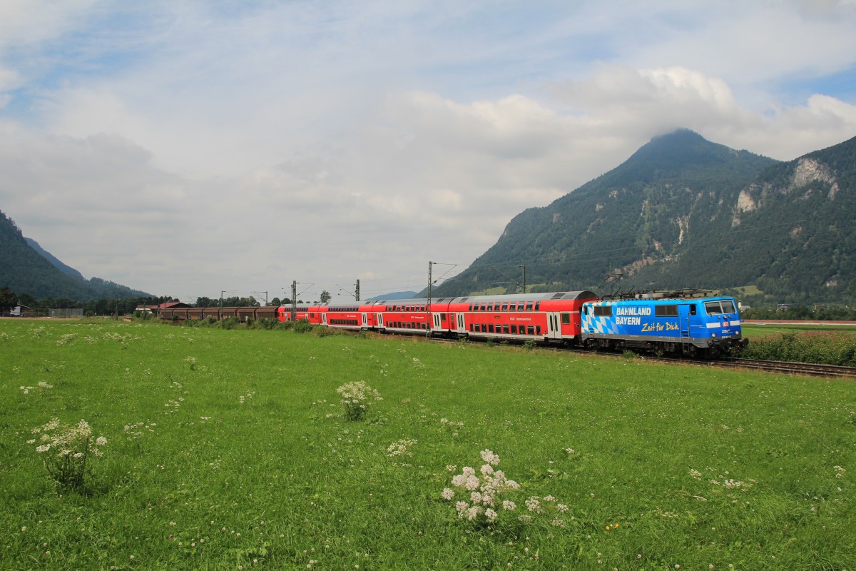 111 017-0  Bahnland-Bayern  mit dem Sonderzug der  BR-Radltour  am 1. August 2014 bei Kiefersfelden im Inntal.