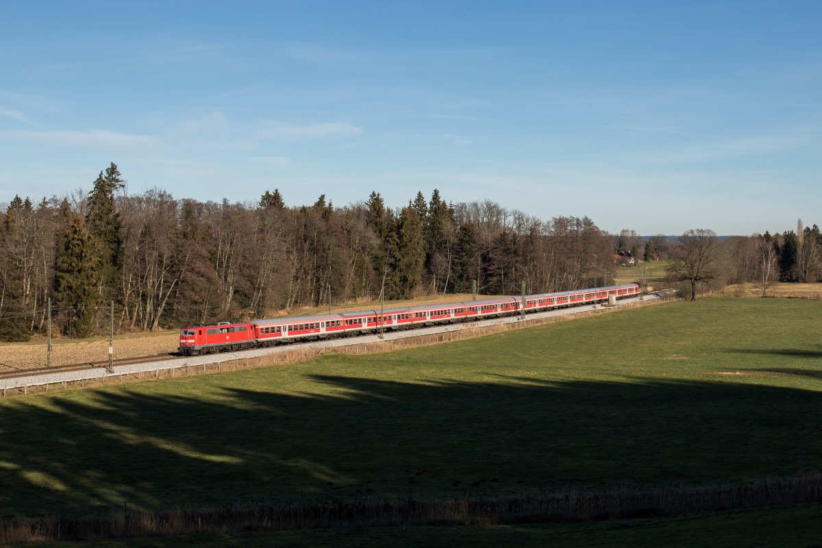 111 017-0 schiebt bei Wessen einen  Flchtlingszug  am 27. Dezember 2015 in Richtung Freilassing.