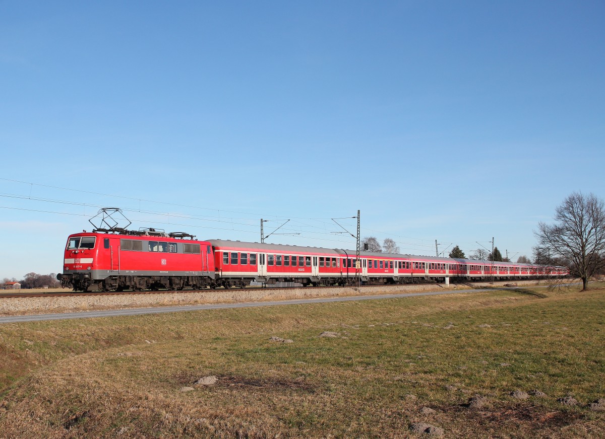 111 017-0 war als Schublok an dem Flchtlingszug am 27. Dezember 2015 bei bersee eingesetzt.