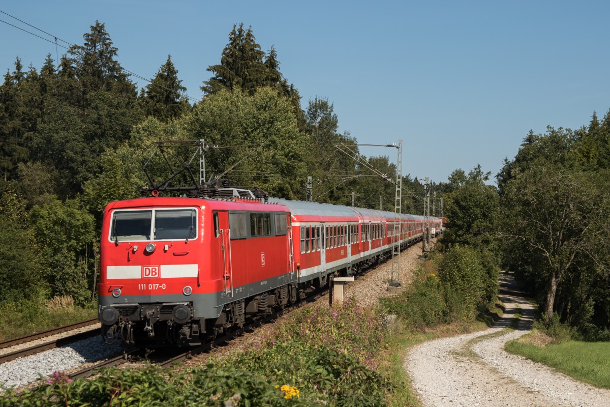 111 017 war am 12. September 2015 schiebend an einem Sonderzug fr Flchtlinge bei Grabensttt auf dem Weg nach Salzburg.