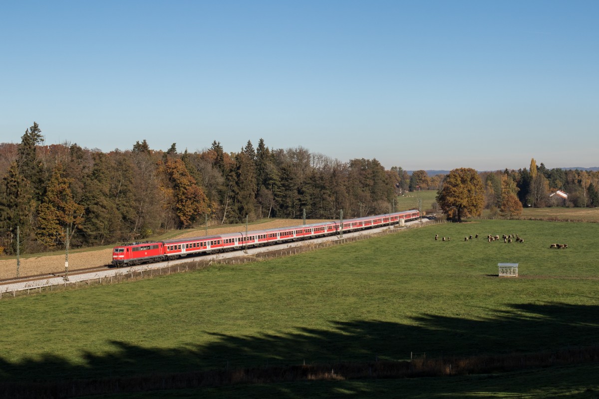 111 023-8 ist am 3. November 2015 bei Wessen auf dem Weg nach Freilassing.