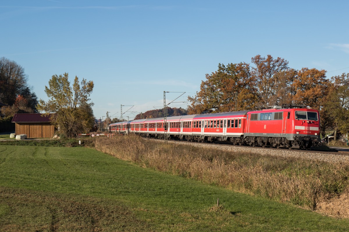 111 023-8 mit einem Sonderzug auf dem Weg nach Freilassing am 2. November 2015 bei Weisham.