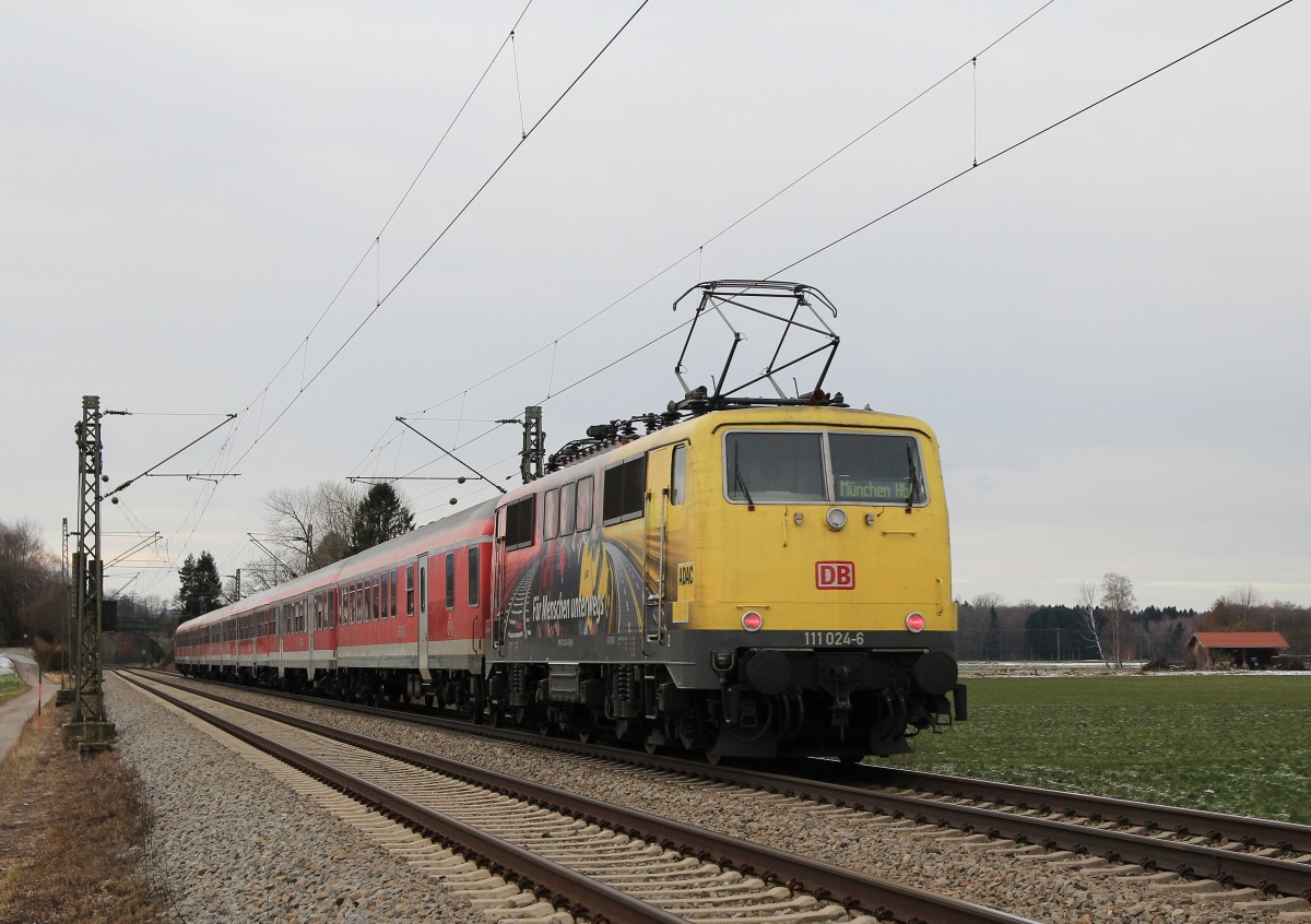111 024-6 schiebt am 7. Dezember 2012 diesen RE von Salzburg nach Mnchen, hier bei bersee am Chiemsee.
