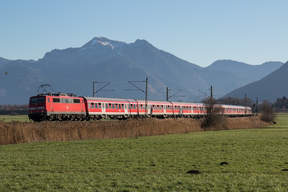 111 031-1 am Zugende eines  Flchtlingzuges  auf dem Weg nach Freilassing am 5. Dezember 2015 bei Bernau am Chiemsee.