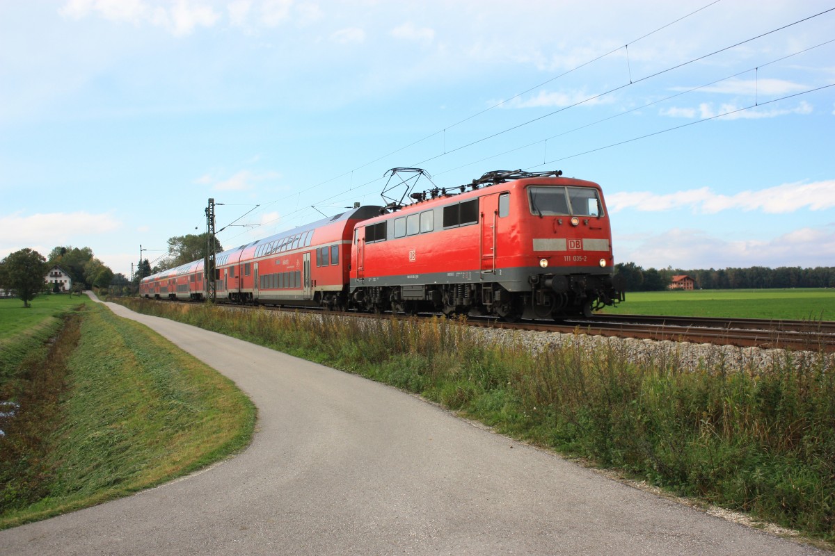 111 035-2 war am 12. Oktober 2013 bei Übersee auf dem Weg nach Salzburg.