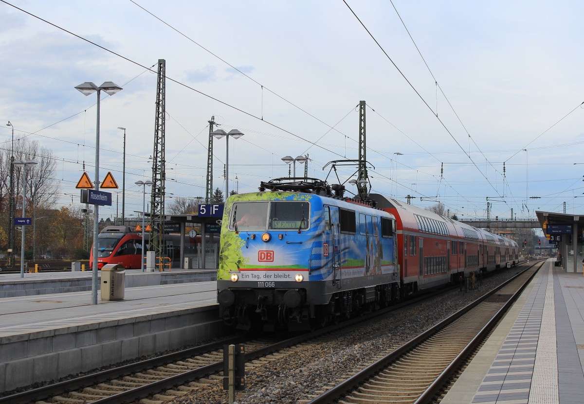 111 066-7 die  Biergarten-Lok  am 10. November 2012 im Bahnhof von Rosenheim.