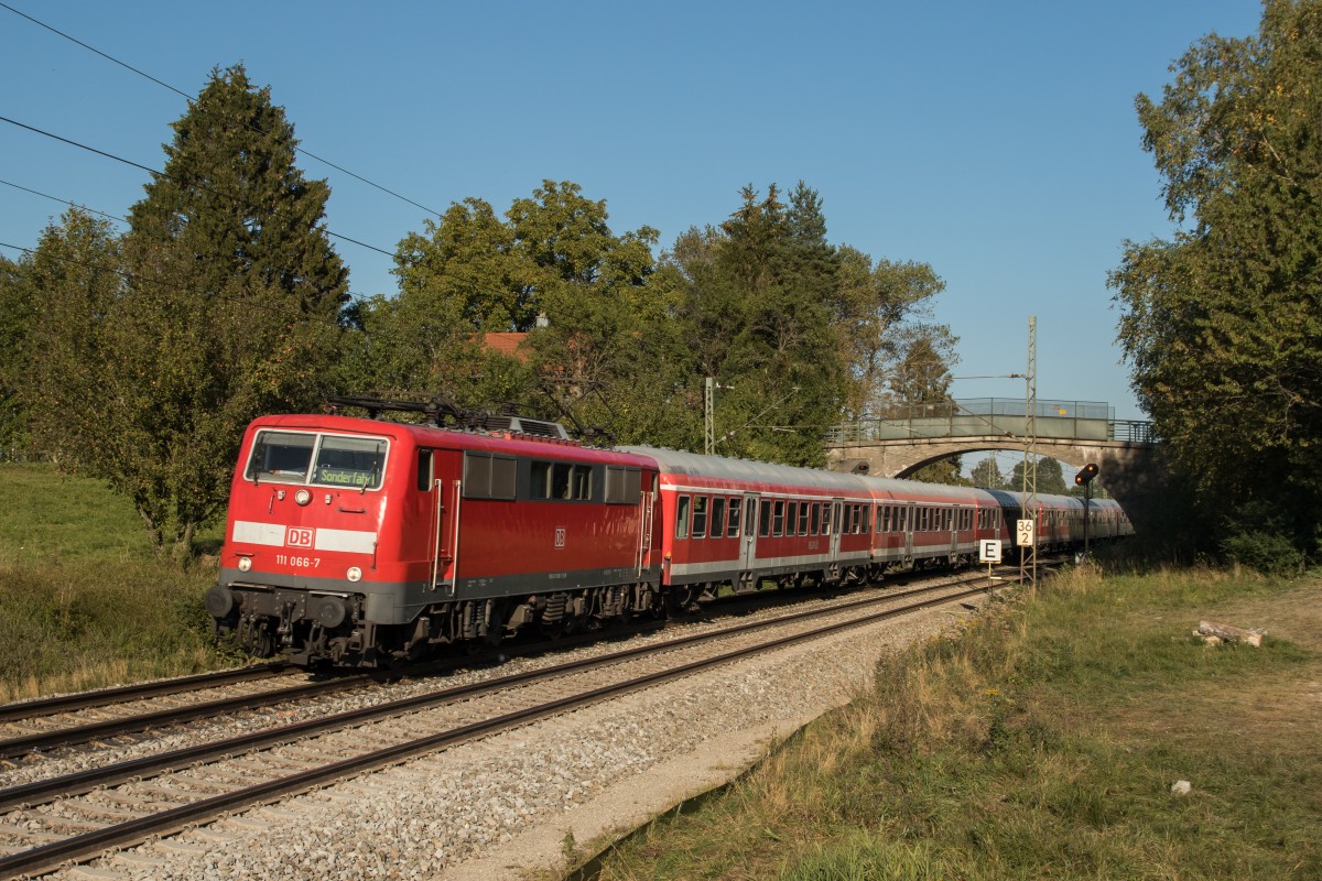 111 066-7 mit einem Flchtlingssonderzug am 2. Oktober 2015 bei Grabensttt.
