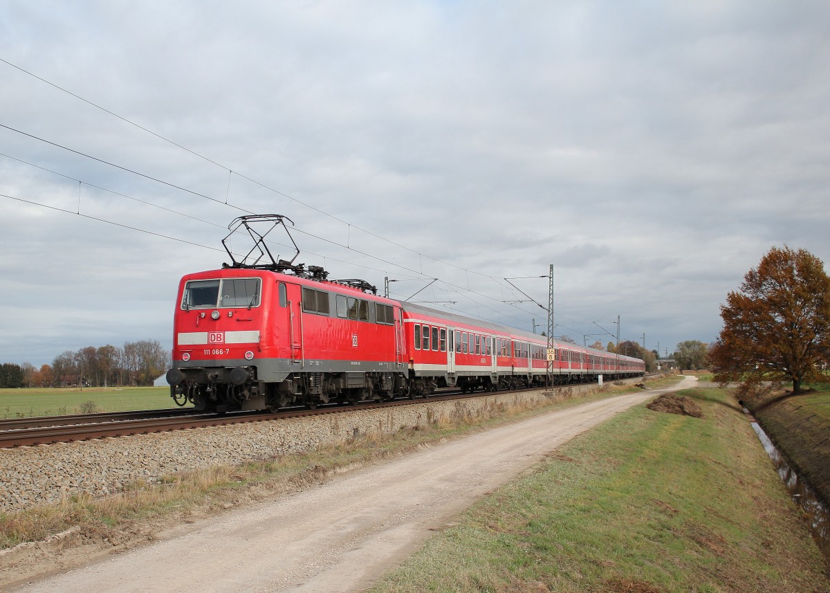 111 066-7 schiebt am 7. November 2015 einen  Flchtlingszug  bei bersee in Richtung Freilassing.