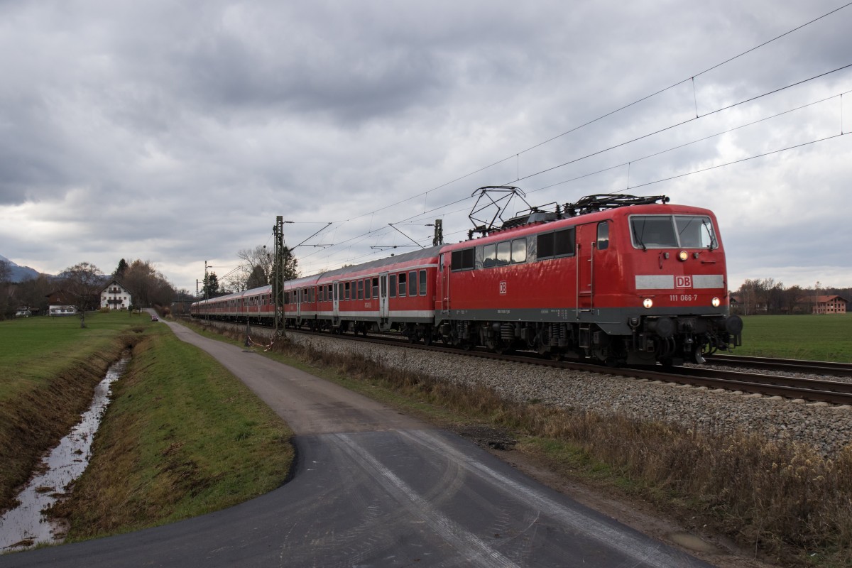 111 066-7 war am 14. November 2015 bei bersee in Richtung Freilassing unterwegs.