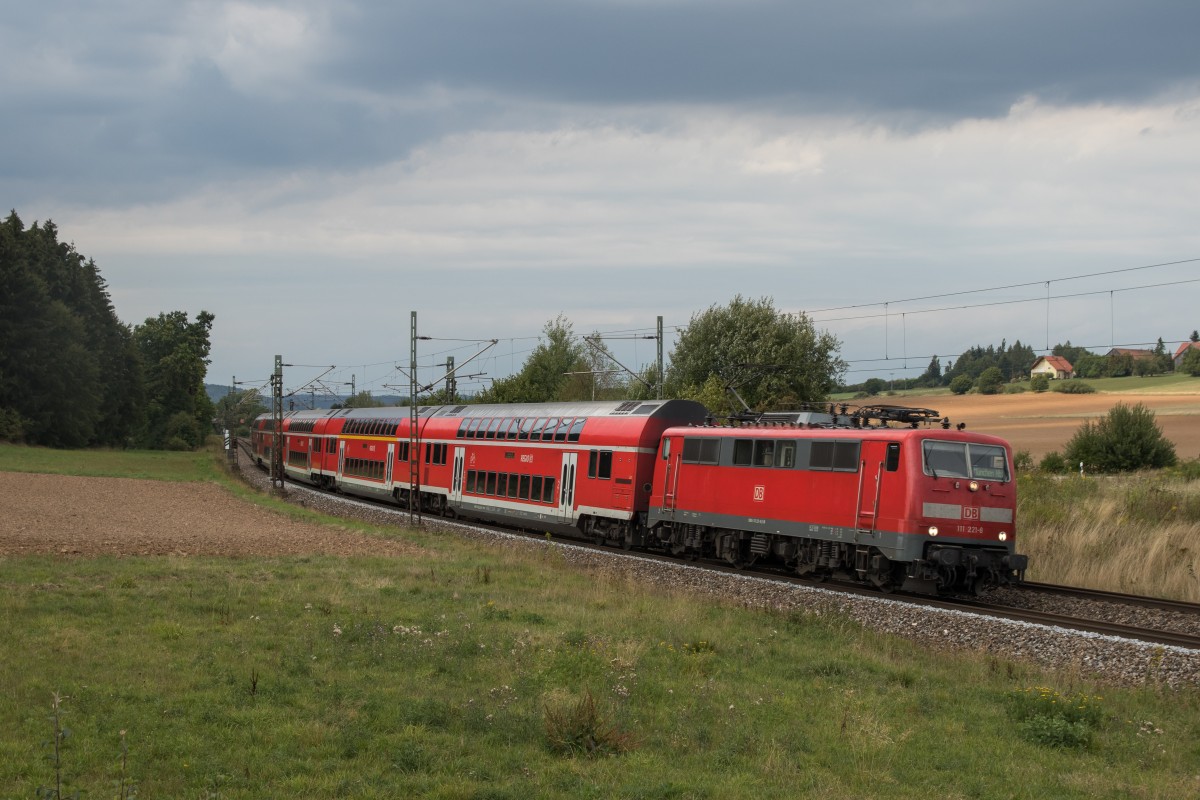 111 121-8 mit einem Regionalzug am 28. August 2015 bei Sinngrn.