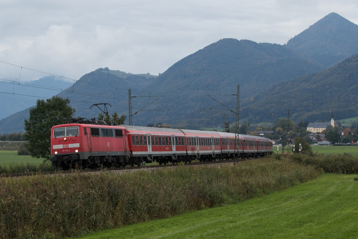 111 172-3 am 8. Oktober 2015 auf dem Weg von Freilassing nach Mnchen.