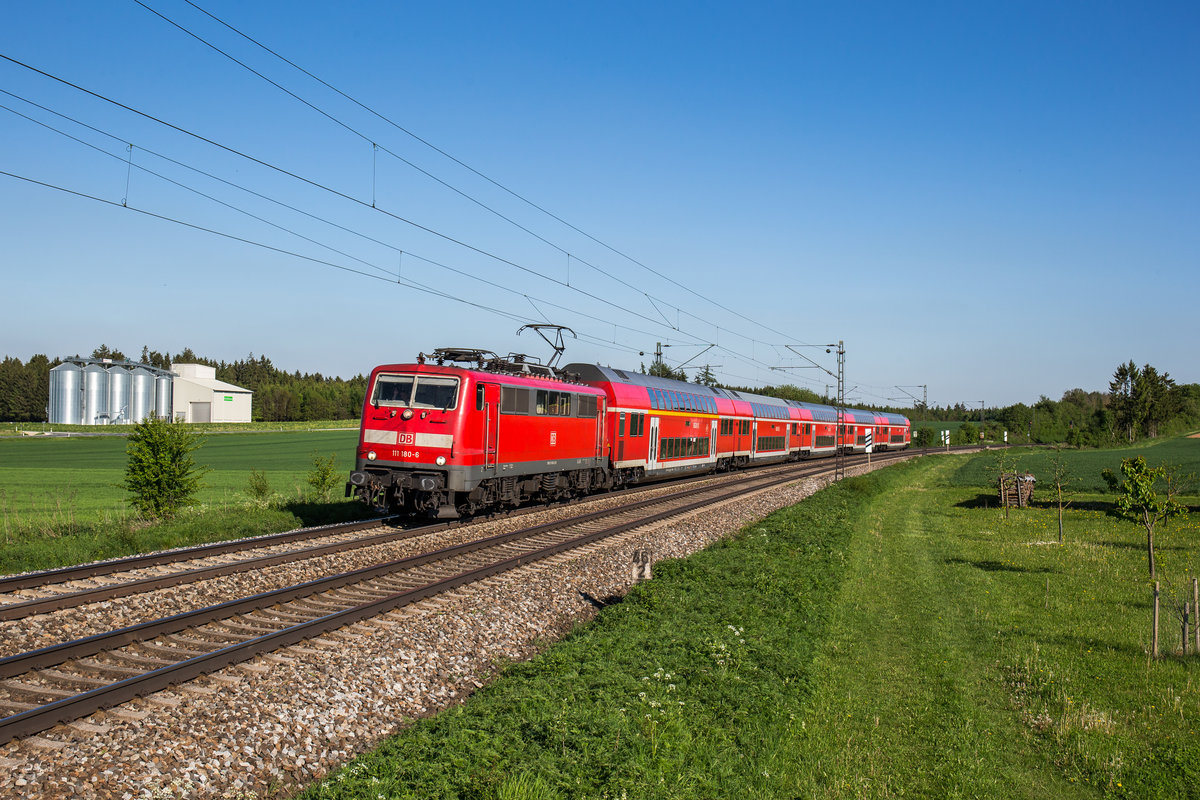 111 180 mit einem Regionalzug am 17. Mai 2017 bei Batzhausen.
