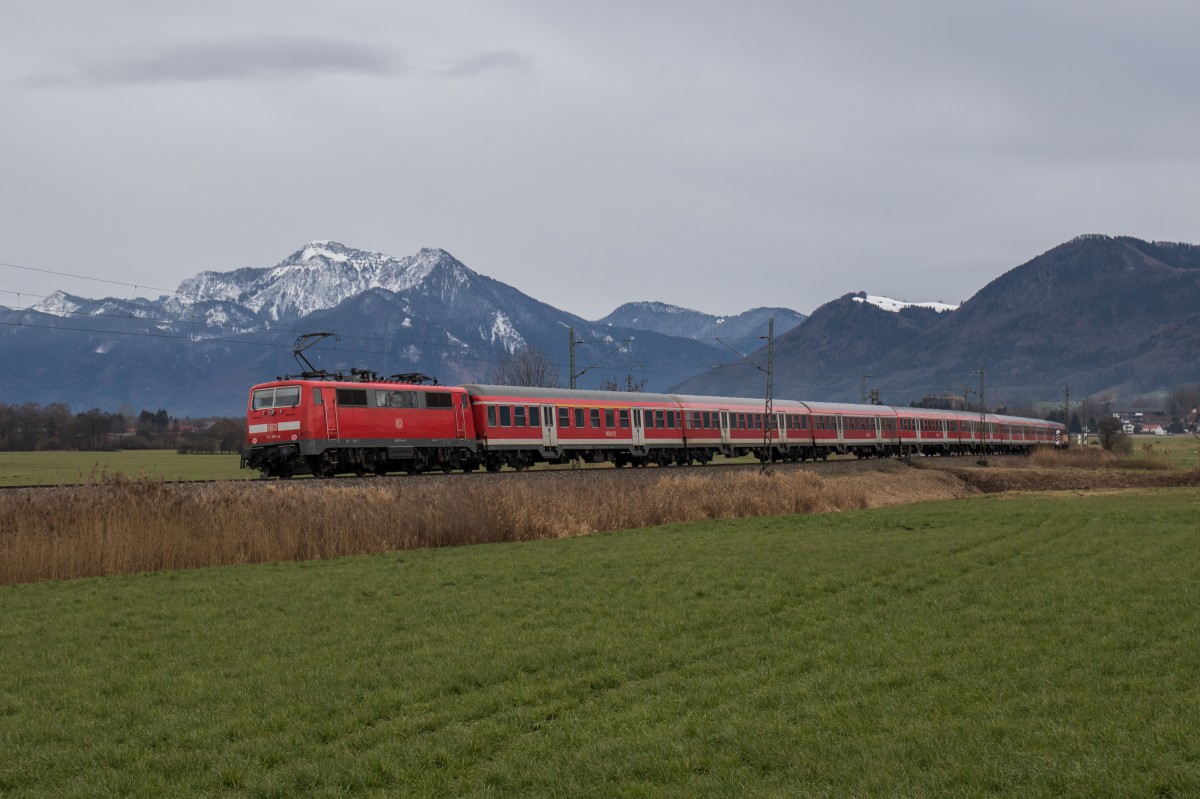 111 181-4 schiebt am 5. Januar 2016 bei Bernau am Chiemsee einen Flchtlingszug in Richtung Freilassing.
