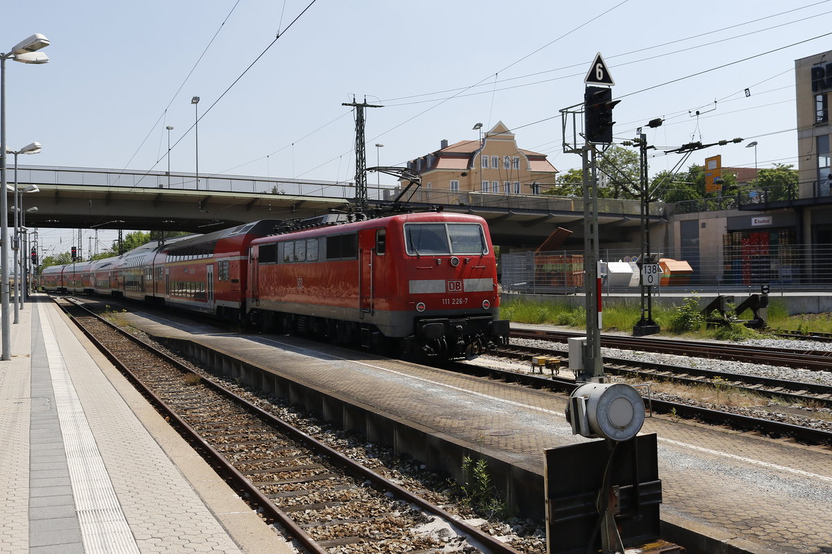 111 226-7 schiebt am 19. Mai 2017 einen Regionalzug aus dem Regensburger Hauptbahnhof.