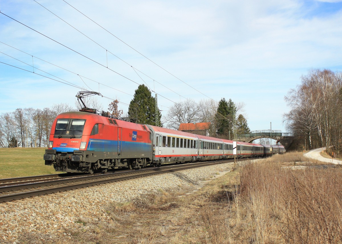 1116 013 von  Rail Cargo Hungaria  am 15. Februar 2014 von Salzburg kommend bei Übersee am Chiemsee.