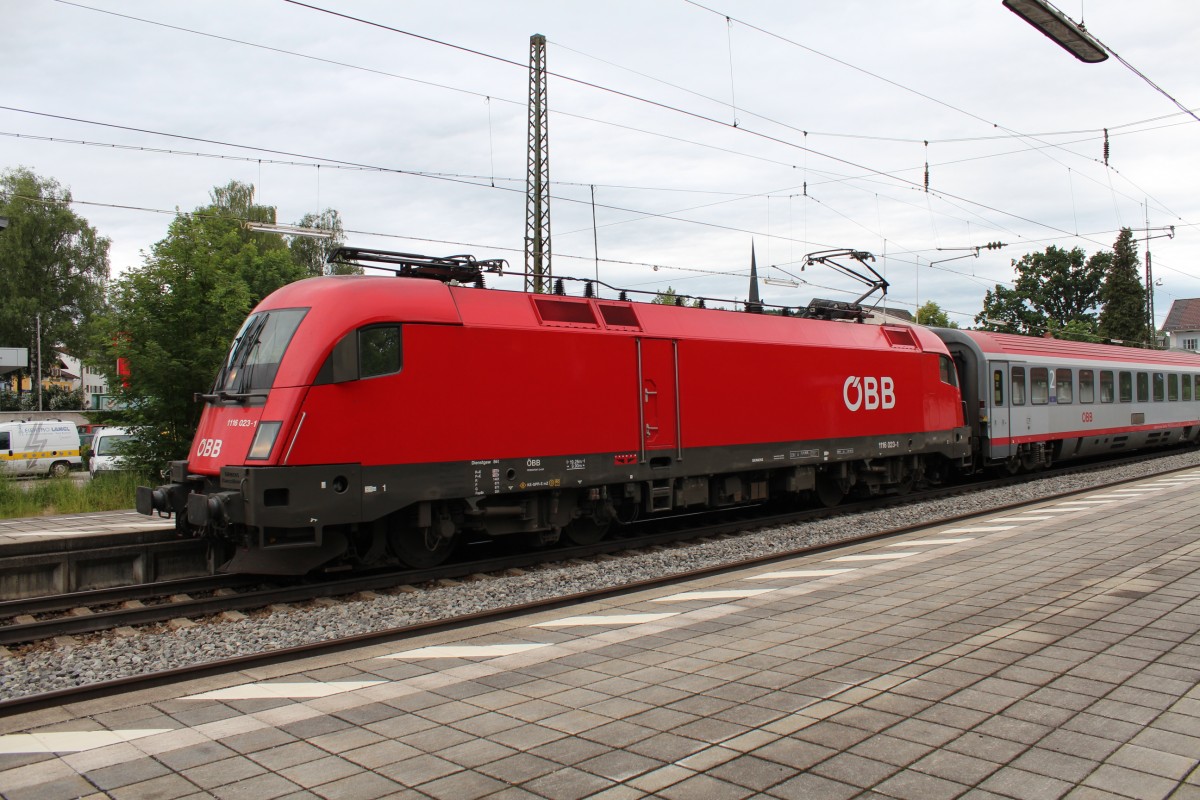 1116 023-1 am 8. Juni 2012 im Bahnhof von Prien am Chiemsee.