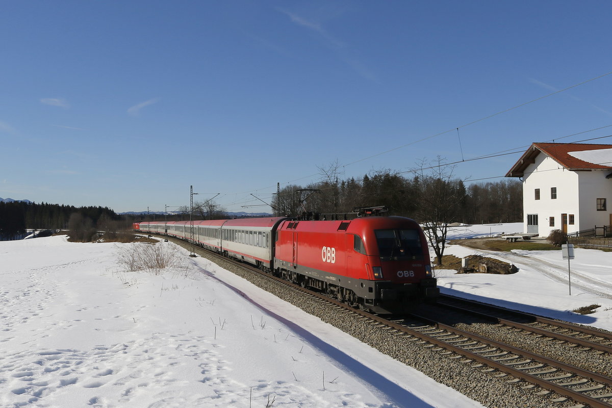 1116 026 und 1116 186 mit einem EC auf dem Weg nach Salzburg. Aufgenommen am 17. Februar 2019 bei Htt/Grabensttt.