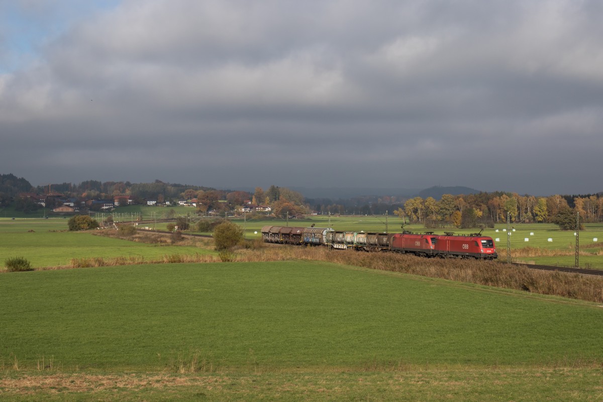 1116 029 und 1116 158 waren am 31. Oktober 2015 mit einem kurzen gemischten Gterzug bei Bernau am Chiemsee in Richutng Salzburg unterwegs.
