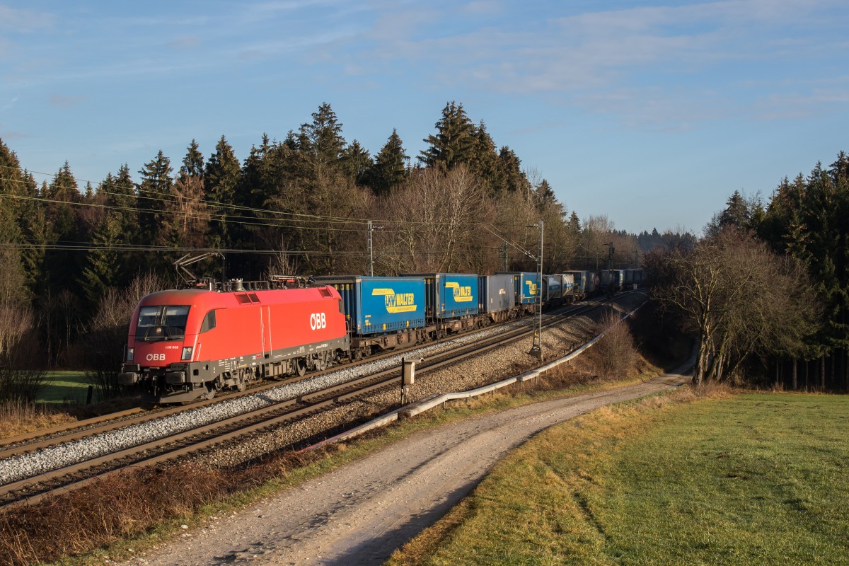 1116 038-1 mit dem  Walter-Zug  aus Salzburg kommend am 19. Dezember 2015 bei Sossau.