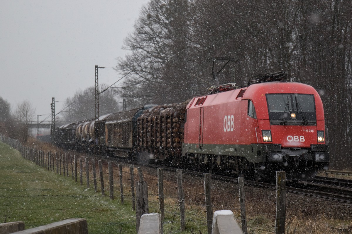 1116 038-1 mit einem gemischten Gterzug aus Mnchen kommend am 28. November 2015 bei Vogl.