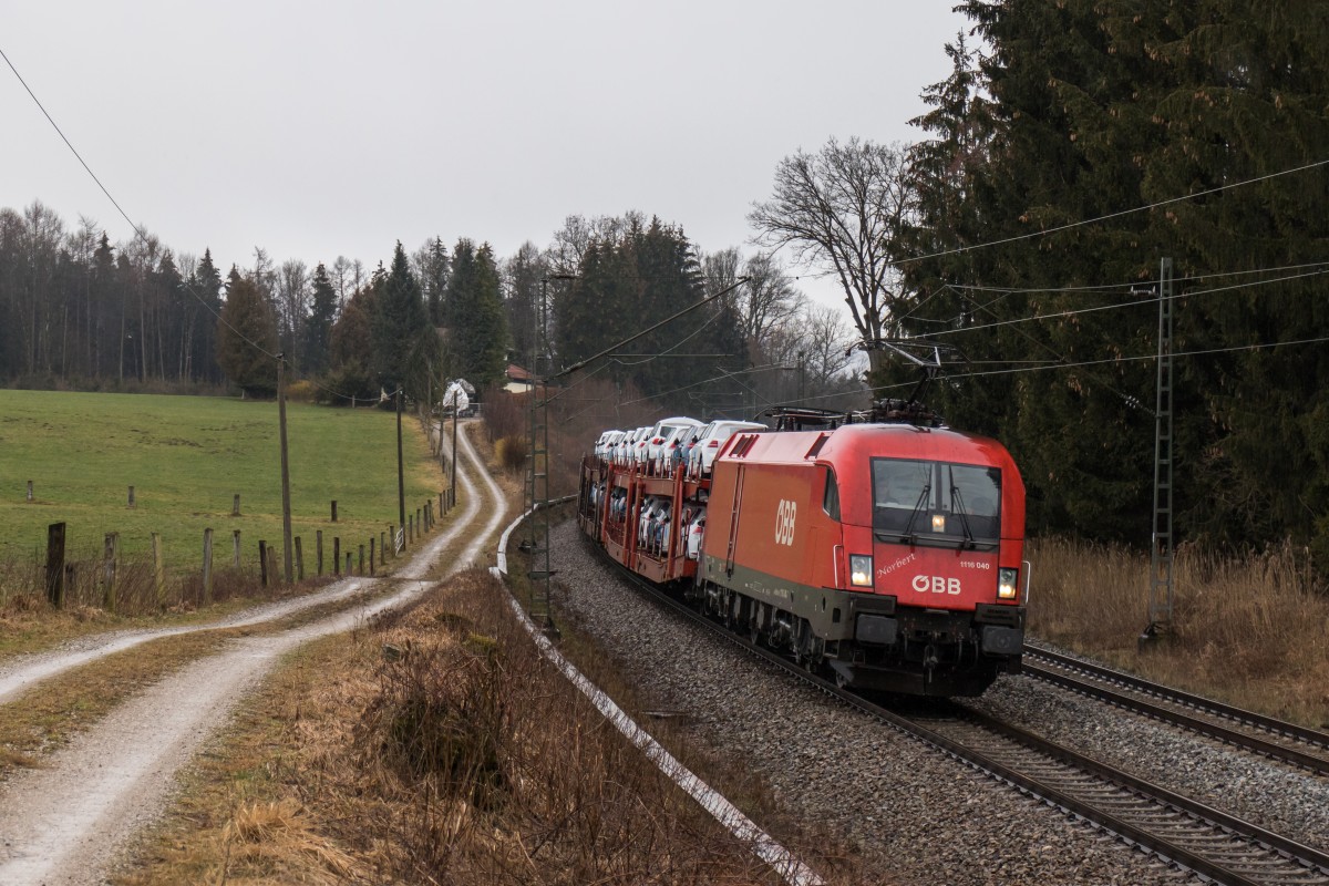 1116 040-7  Norbert  mit einem Autozug am 13. Februar 2016 bei Sossau.