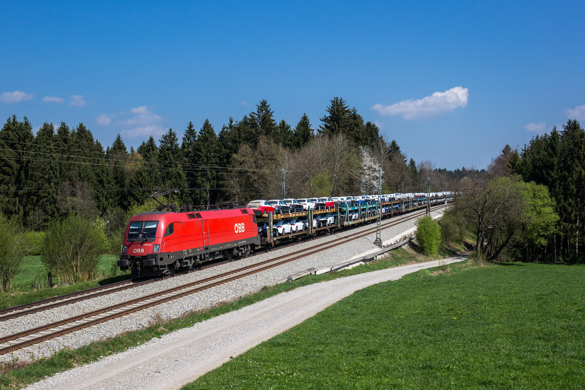1116 043 mit einem Autozug aus Salzburg kommend am 9. April 2017 bei Grabensttt/Oberbayern.
