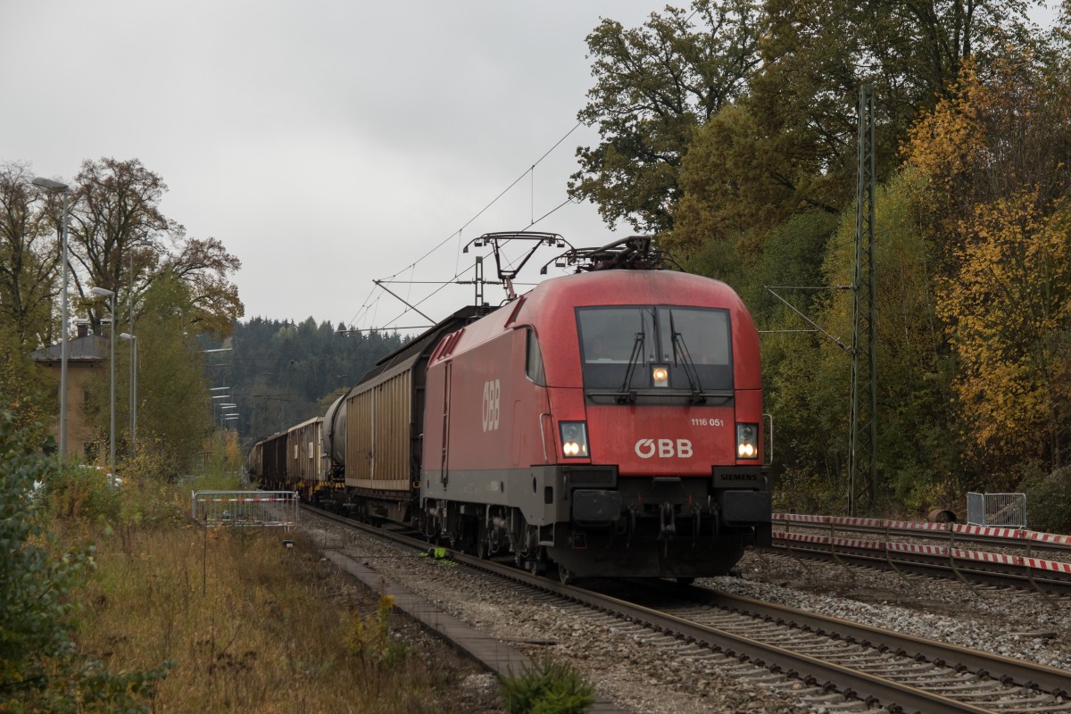 1116 051 durchfhrt am 24. Oktober 2015 mit einem gemischten Gterzug den Bahnhof von Assling.