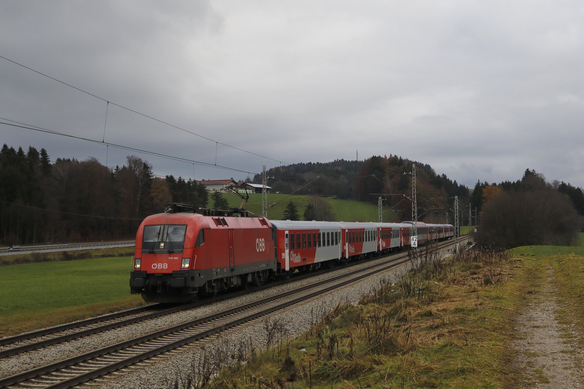 1116 051 mit  City Shuttle -Wagen am 1. Dezember 2018 aus Salzburg kommend, aufgenommen bei Grabensttt.