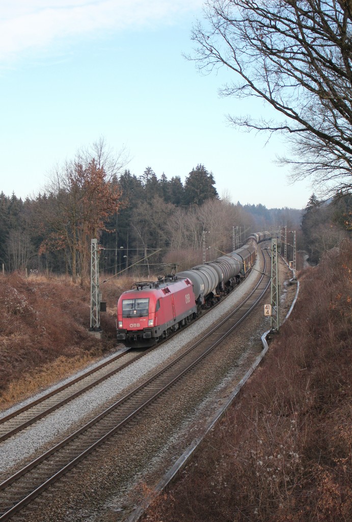 1116 051 mit einem Kessel-Wagenzug aus Salzburg kommend am 31. Dezember 2015 bei Sossau.